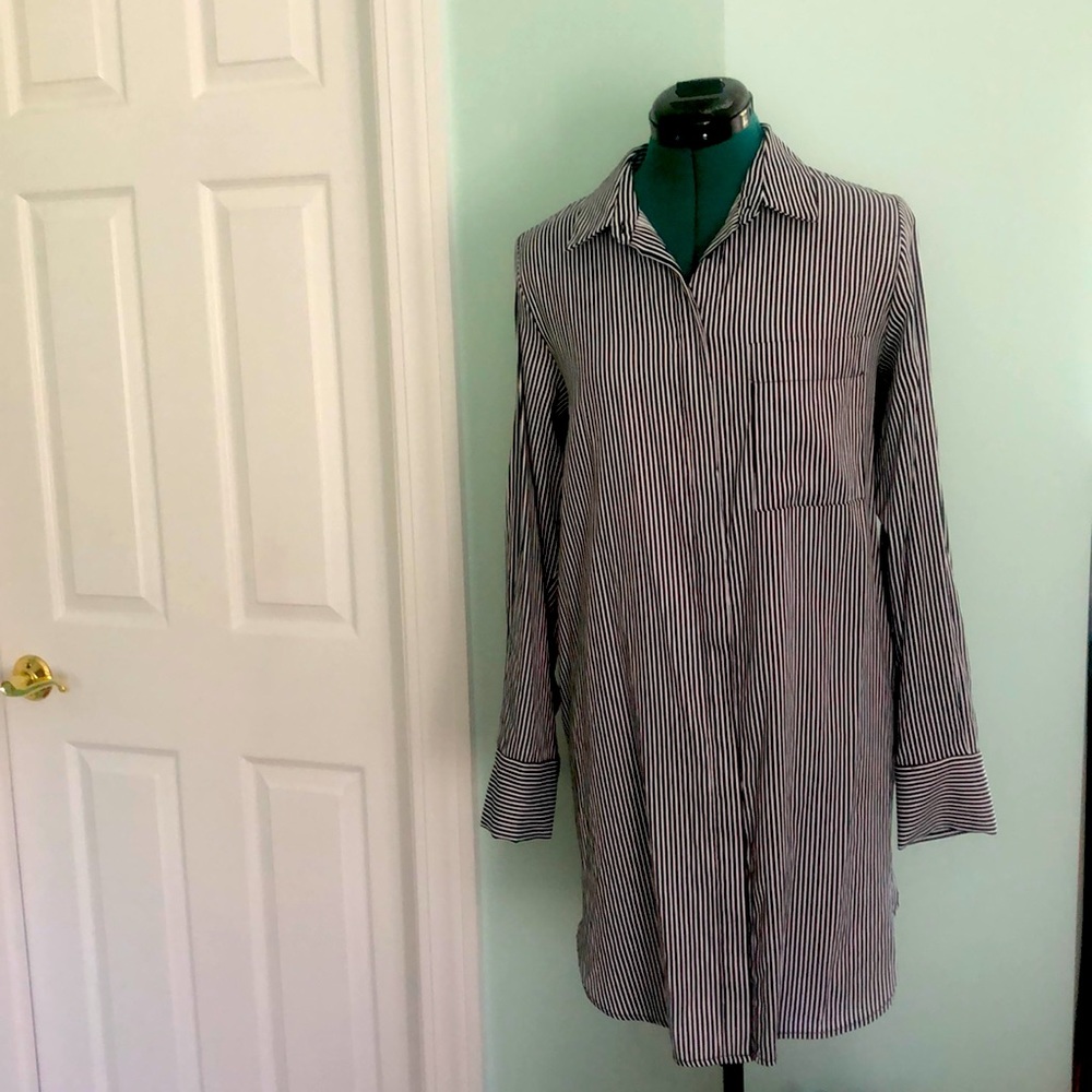 Long coverup, side pockets with laced backing.